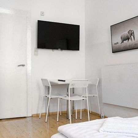 Attractive Apartment Near Wiener Stadthalle Luaran gambar