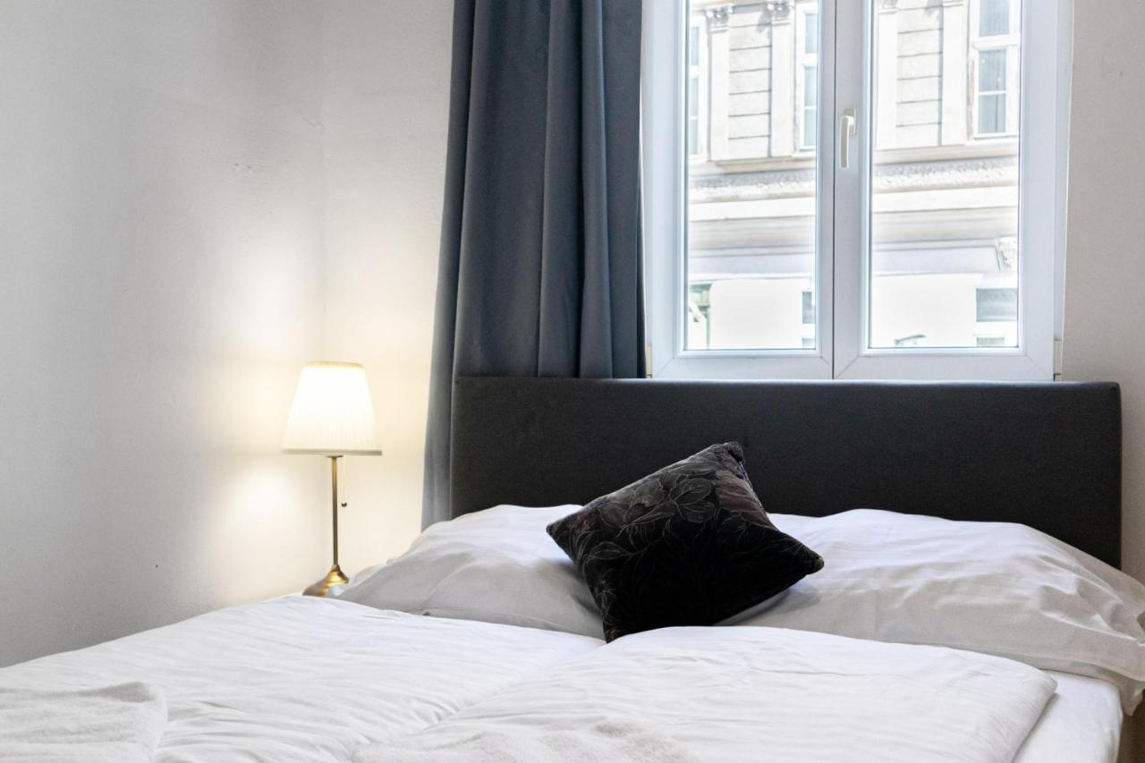 Attractive Apartment Near Wiener Stadthalle Luaran gambar